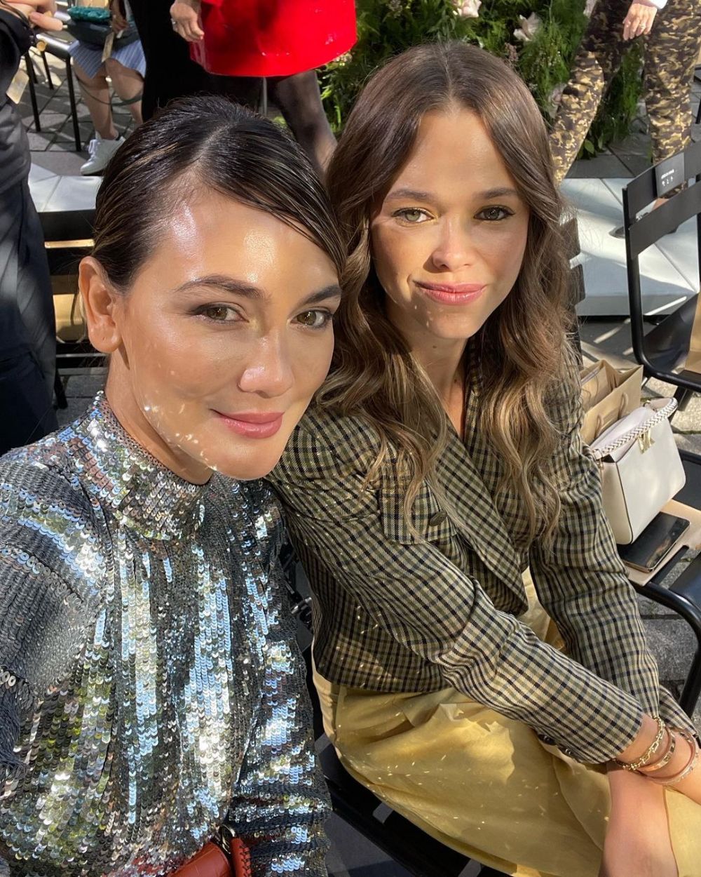 9 Gaya Luna Maya di New York Fashion Show, akrab sama artis Hollywood