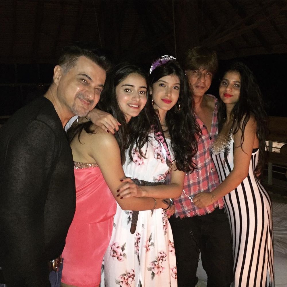 Akrab sejak kecil, ini 9 potret kompak Suhana, Ananya & Shanaya Kapoor