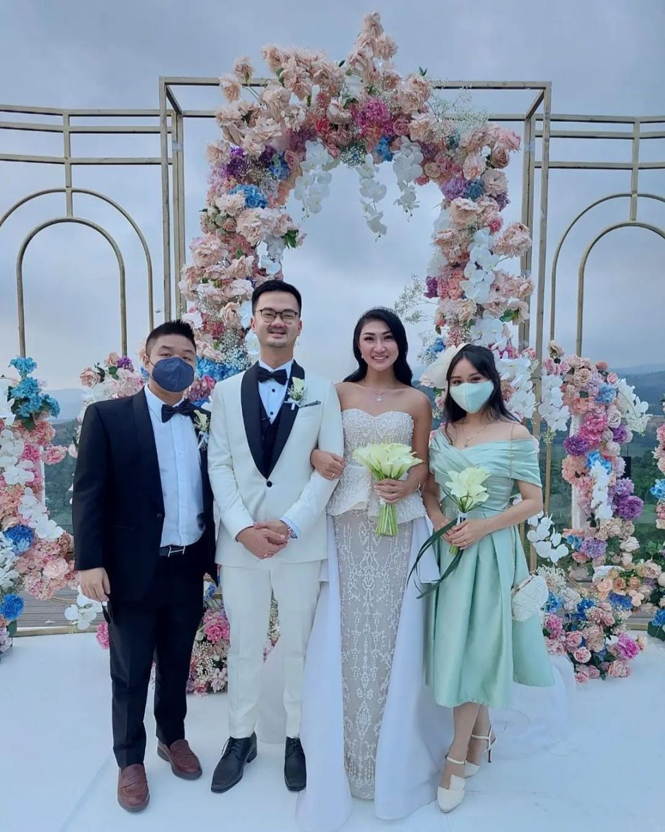 9 Momen nikah Theresa Wienathan asisten Nia Ramadhani, digelar mewah