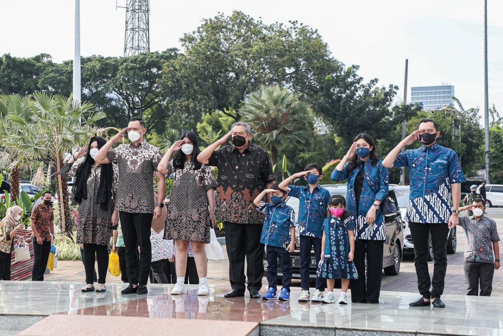 Momen SBY rayakan ultah ke-72, ziarah ke makam Ani Yudhoyono
