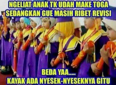 19 Meme galau membuat skripsi ini bikin nyesek di hati
