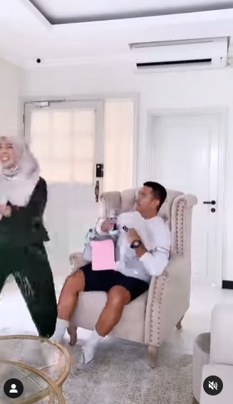 Tips sambut suami pulang ala Fitri Tropica ini endingnya bikin ngakak