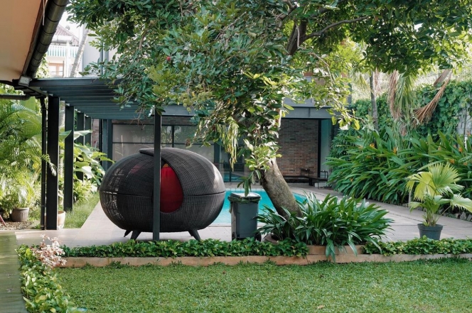 9 Potret beda gaya rumah Maia Estianty di Indonesia dan Prancis