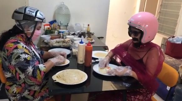 Kelakuan lucu 9 seleb belajar masak, heboh lindungi diri pakai helm