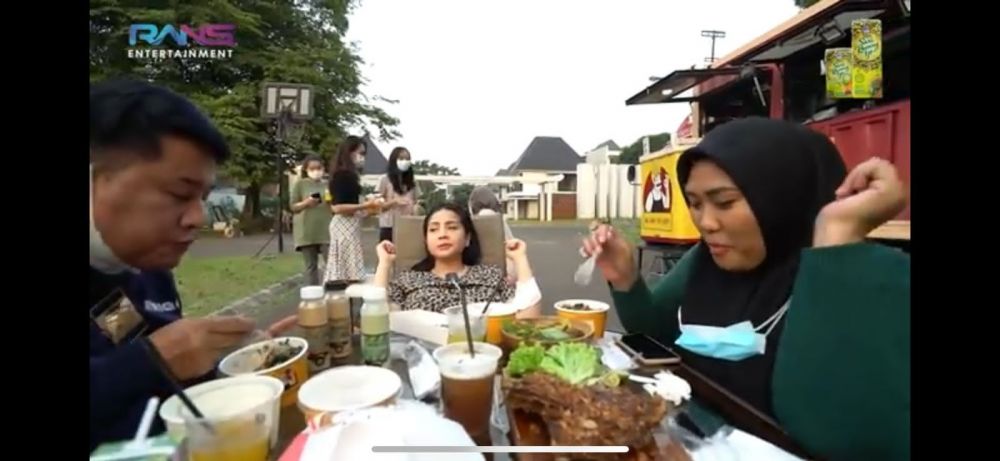 11 Momen Nagita Slavina borong jajanan food truck, menunya komplet