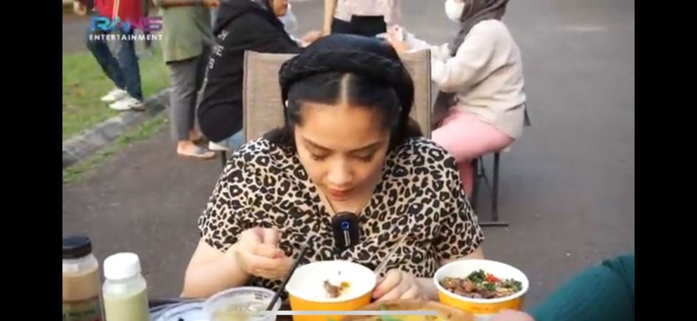 11 Momen Nagita Slavina borong jajanan food truck, menunya komplet