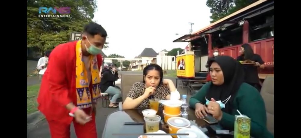 11 Momen Nagita Slavina borong jajanan food truck, menunya komplet