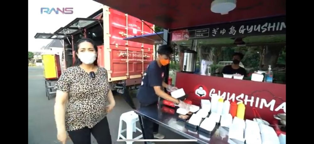 11 Momen Nagita Slavina borong jajanan food truck, menunya komplet