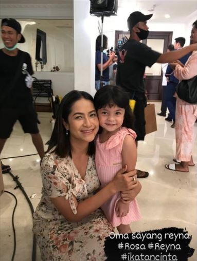 7 Potret Reyna bareng 4 neneknya di Ikatan Cinta, lengket banget