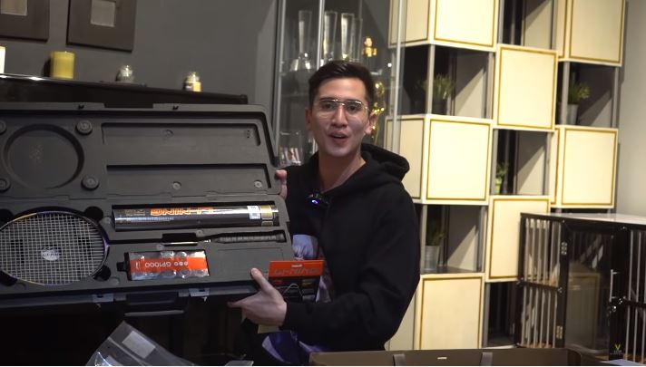 7 Potret kado ultah mewah Verrel Bramasta, dari turntable hingga raket