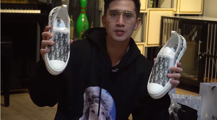 7 Potret kado ultah mewah Verrel Bramasta, dari turntable hingga raket