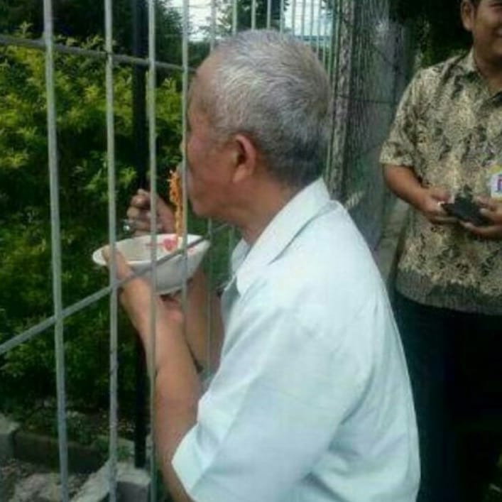 11 Potret lucu mau makan malah ribet sendiri, bikin geregetan