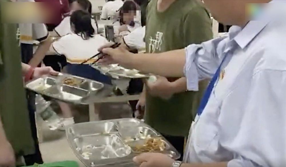 Nekat makan makanan sisa murid, alasan kepala sekolah ini bikin salut