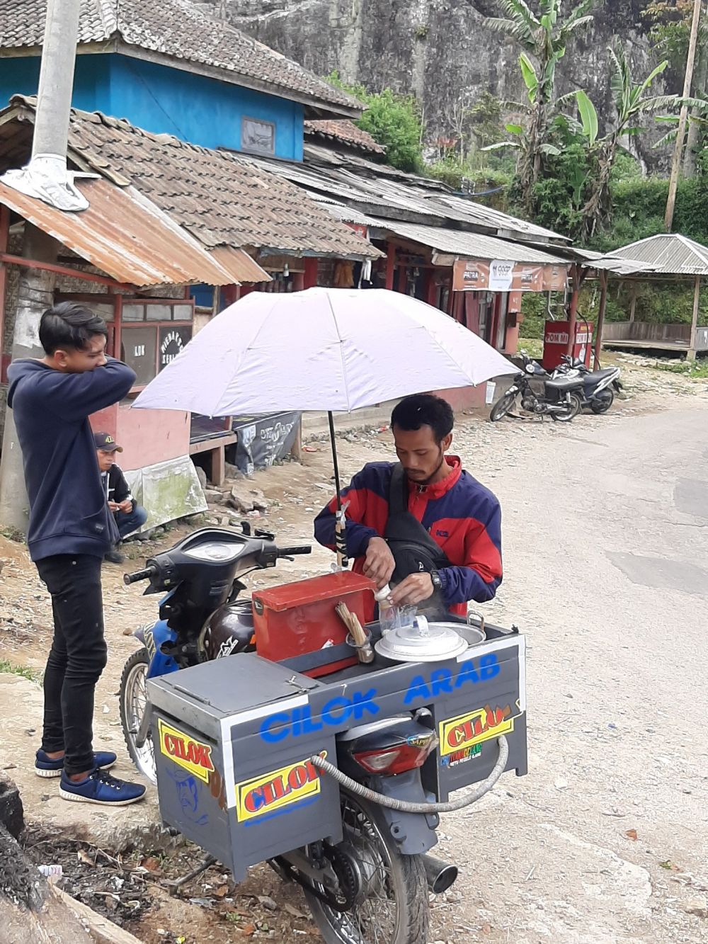 11 Barang nyeleneh dijual pedagang keliling ini bikin melongo
