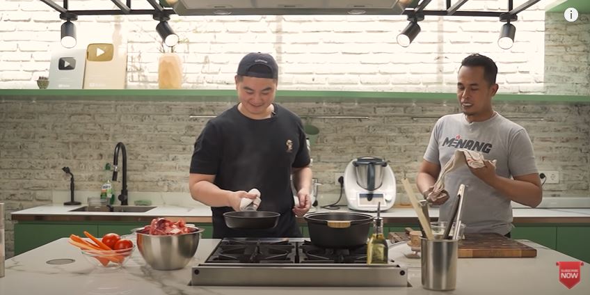 11 Momen Lord Adi masak sup tulang bareng Chef Arnold, kompak banget