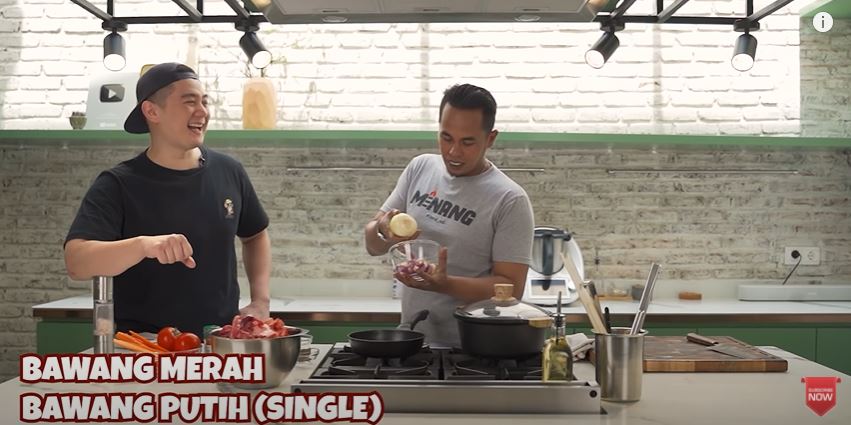11 Momen Lord Adi masak sup tulang bareng Chef Arnold, kompak banget