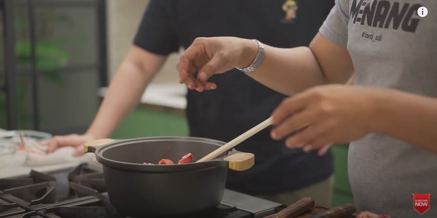 11 Momen Lord Adi masak sup tulang bareng Chef Arnold, kompak banget