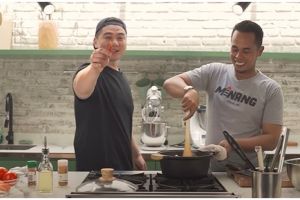 11 Momen Lord Adi masak sup tulang bareng Chef Arnold, kompak banget