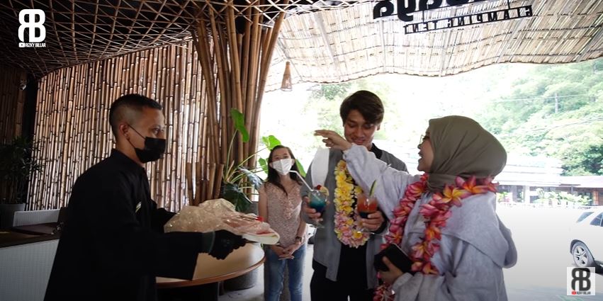 Menu 7 penyanyi saat honeymoon ini komplet banget, auto bikin kalap