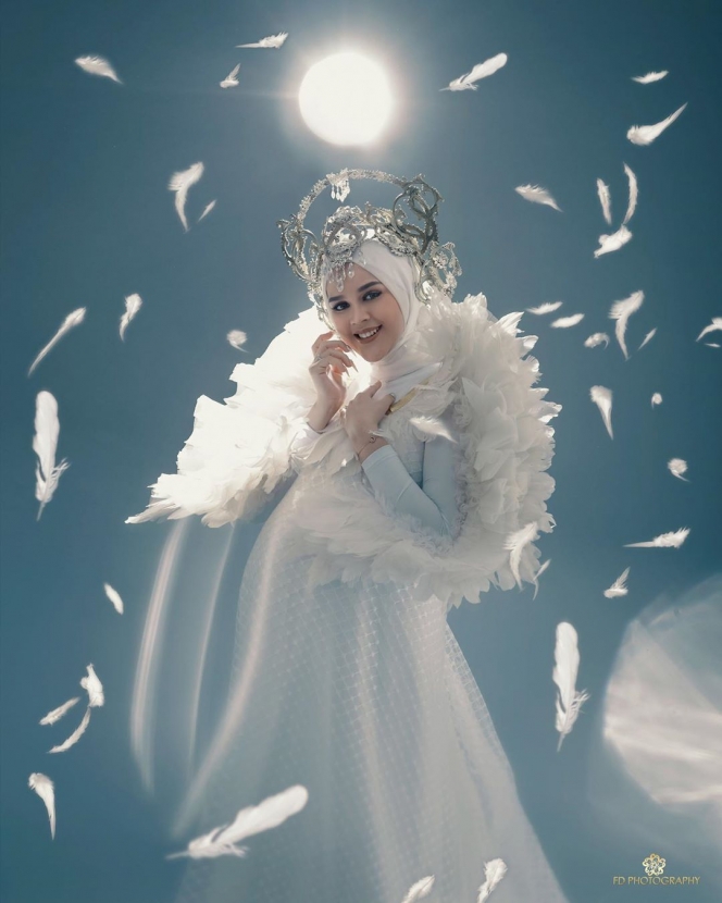 Usung konsep ala bidadari, maternity shoot 7 seleb ini bagai lukisan