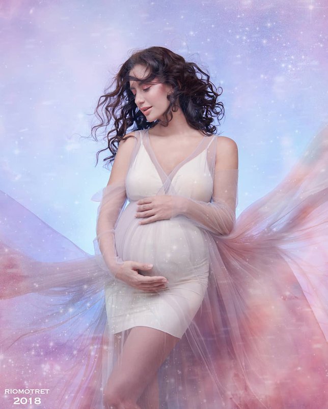 Usung konsep ala bidadari, maternity shoot 7 seleb ini bagai lukisan