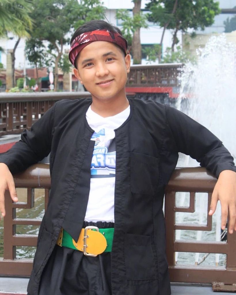 Asal Thailand, 11 potret Jirayut pakai baju adat Indonesia tuai pujian