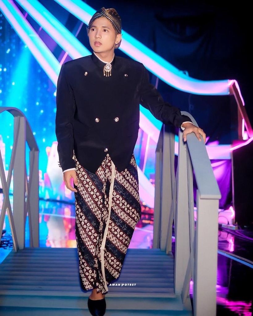 Asal Thailand, 11 potret Jirayut pakai baju adat Indonesia tuai pujian