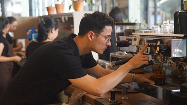 11 Seleb punya bisnis coffee shop, tak hanya jual nama tapi juga rasa