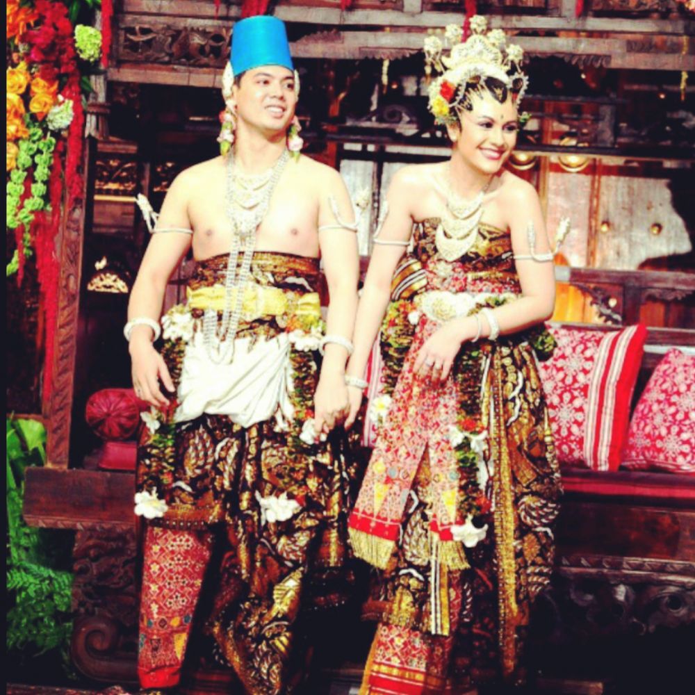 Penampilan 11 seleb menikah pakai adat Jawa dodotan, kental ritual