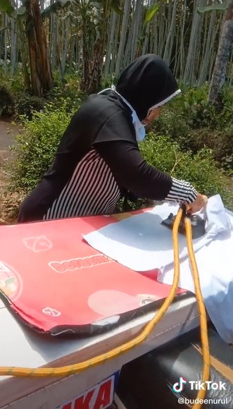 Kreatif, seorang ibu usaha jasa setrika keliling dengan gerobak