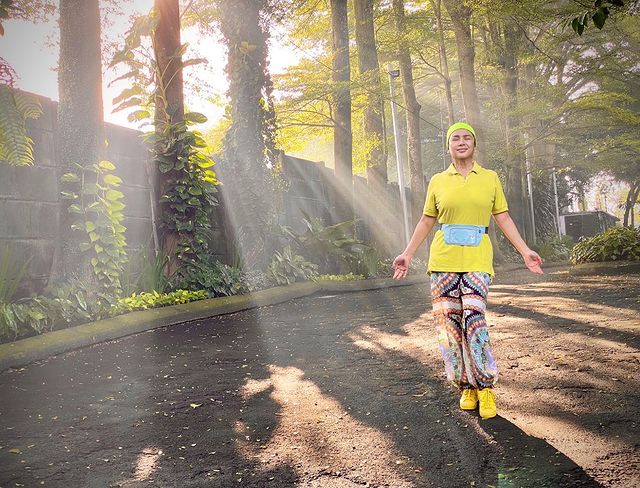 5 Pola hidup sehat Titi DJ, tetap bugar di usia 55 tahun