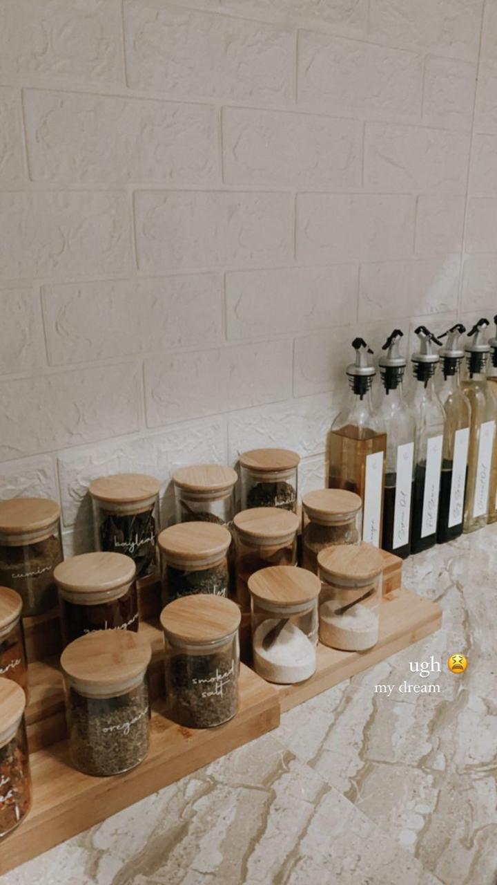 7 Potret dapur Jesselyn MasterChef, wallpaper dindingnya estetik