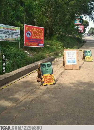 13 Peringatan lucu di jalan kompleks ini bikin takut mau melanggar