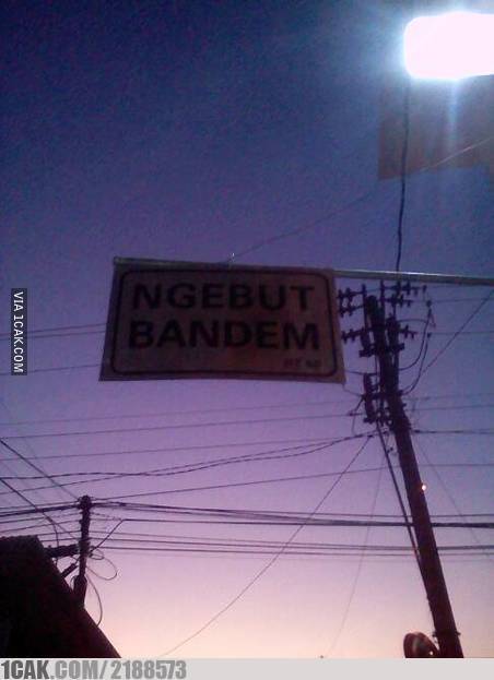 13 Peringatan lucu di jalan kompleks ini bikin takut mau melanggar