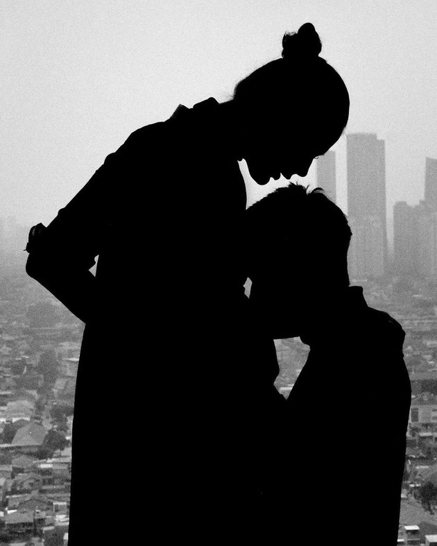 7 Potret maternity shoot Paula Verhoeven & Baim Wong, bertema monokrom