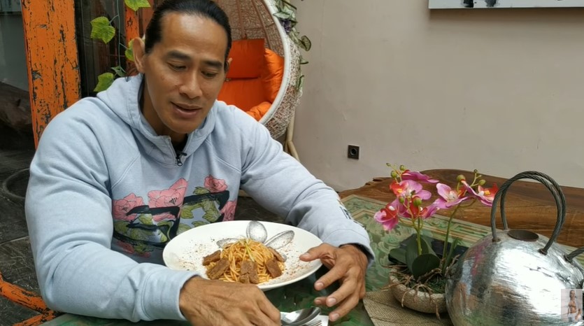 Jaga tubuh tetap atletis, ini 7 menu makanan Ade Rai sehari-hari