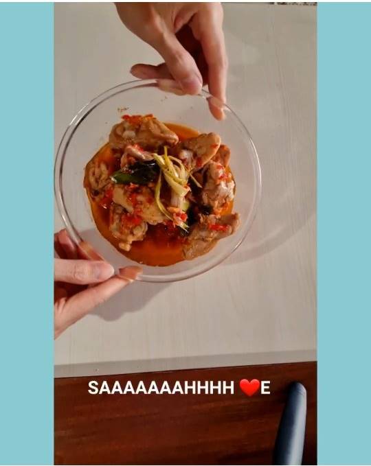 Menu makan siang 7 pemain Ikatan Cinta, Arya Saloka menyantap bubur