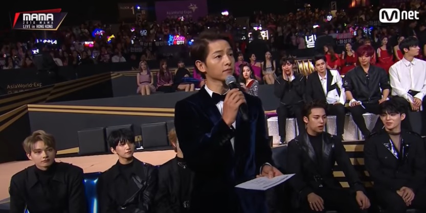 Gayanya nyentrik, ini 5 potret Song Joong-ki jadi host acara televisi