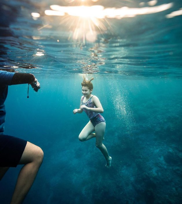 Absen syuting, ini 7 momen Sandrinna Michelle diving di Labuan Bajo