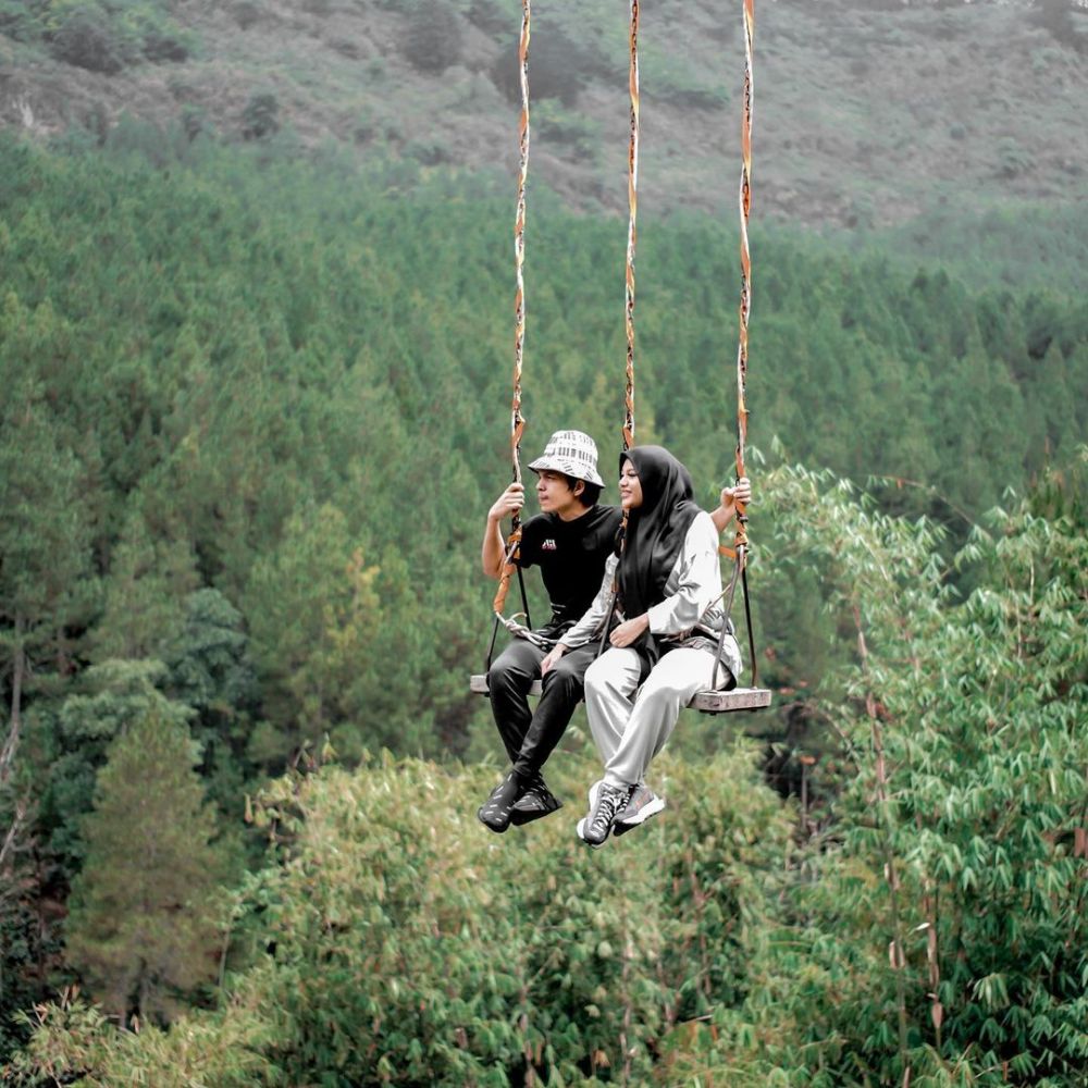 7 Cara Aurel Hermansyah mix & match baju saat hamil, cantiknya nambah