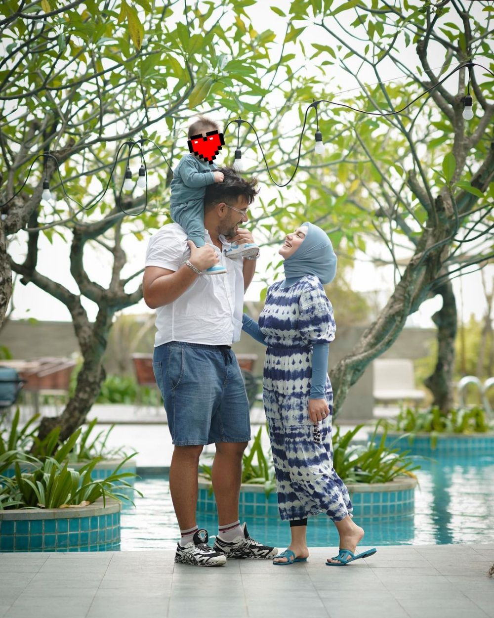 9 Cara Irish Bella padu padan outfit saat liburan, warna hitam andalan