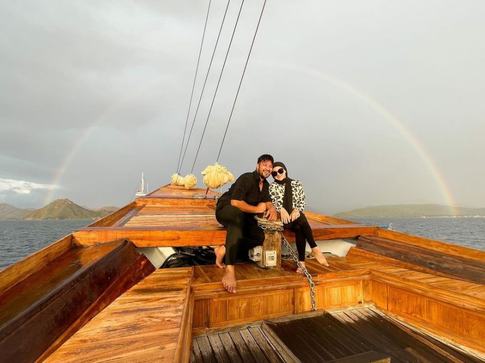 9 Cara Irish Bella padu padan outfit saat liburan, warna hitam andalan