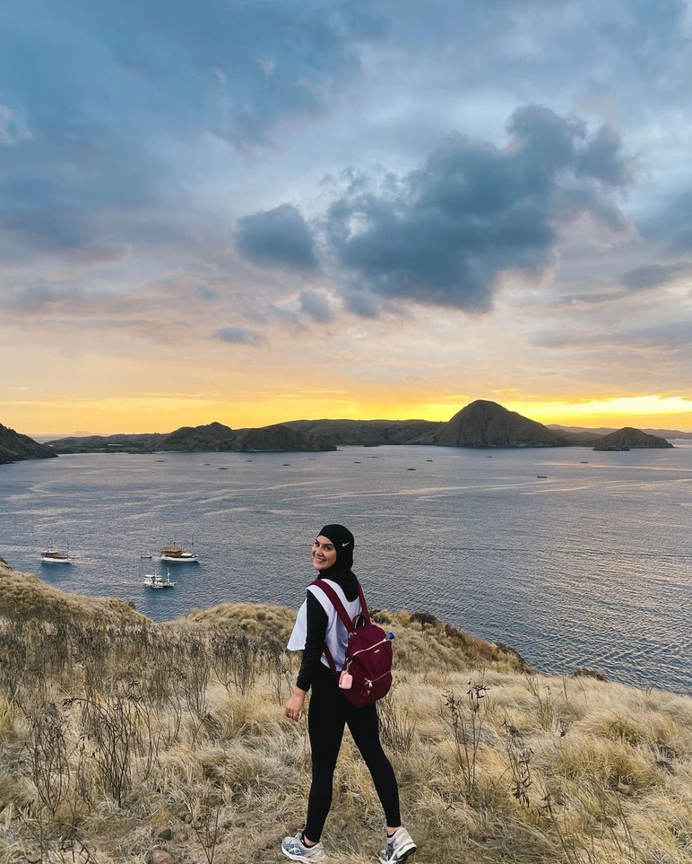 9 Cara Irish Bella padu padan outfit saat liburan, warna hitam andalan