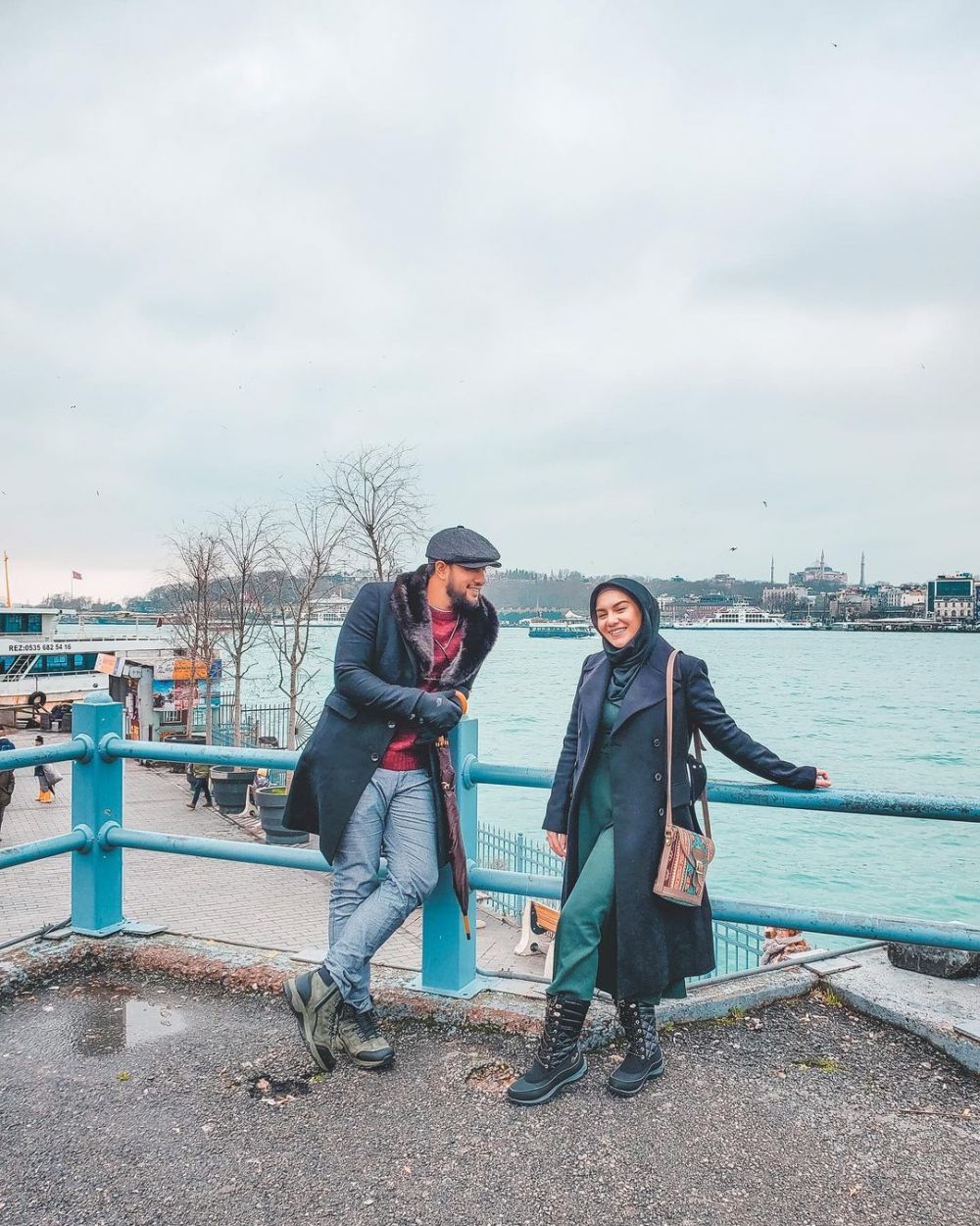 9 Cara Irish Bella padu padan outfit saat liburan, warna hitam andalan