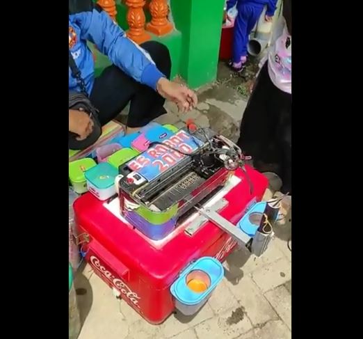 Canggih dan kreatif, pedagang jajanan SD ini bikin es pakai robot
