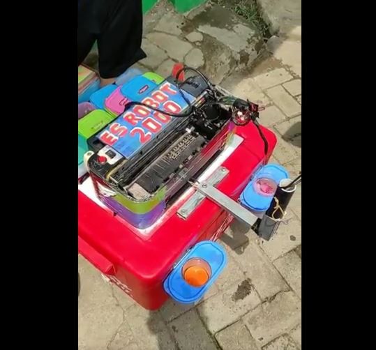Canggih dan kreatif, pedagang jajanan SD ini bikin es pakai robot