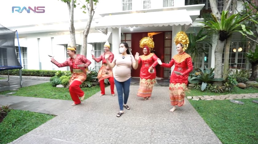 9 Momen Nagita Slavina borong makanan, bawa restoran Padang ke rumah