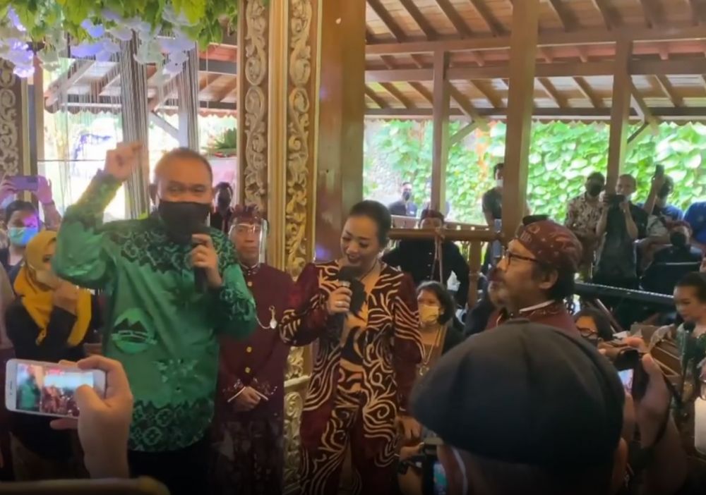 Gelar resepsi anak, ini 9 momen Sujiwo Tejo perform bareng Soimah