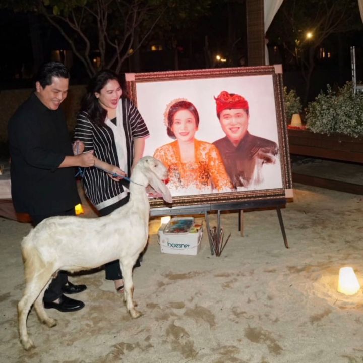 Anniversary ke-23, Erick Thohir beri istri kejutan anak kambing