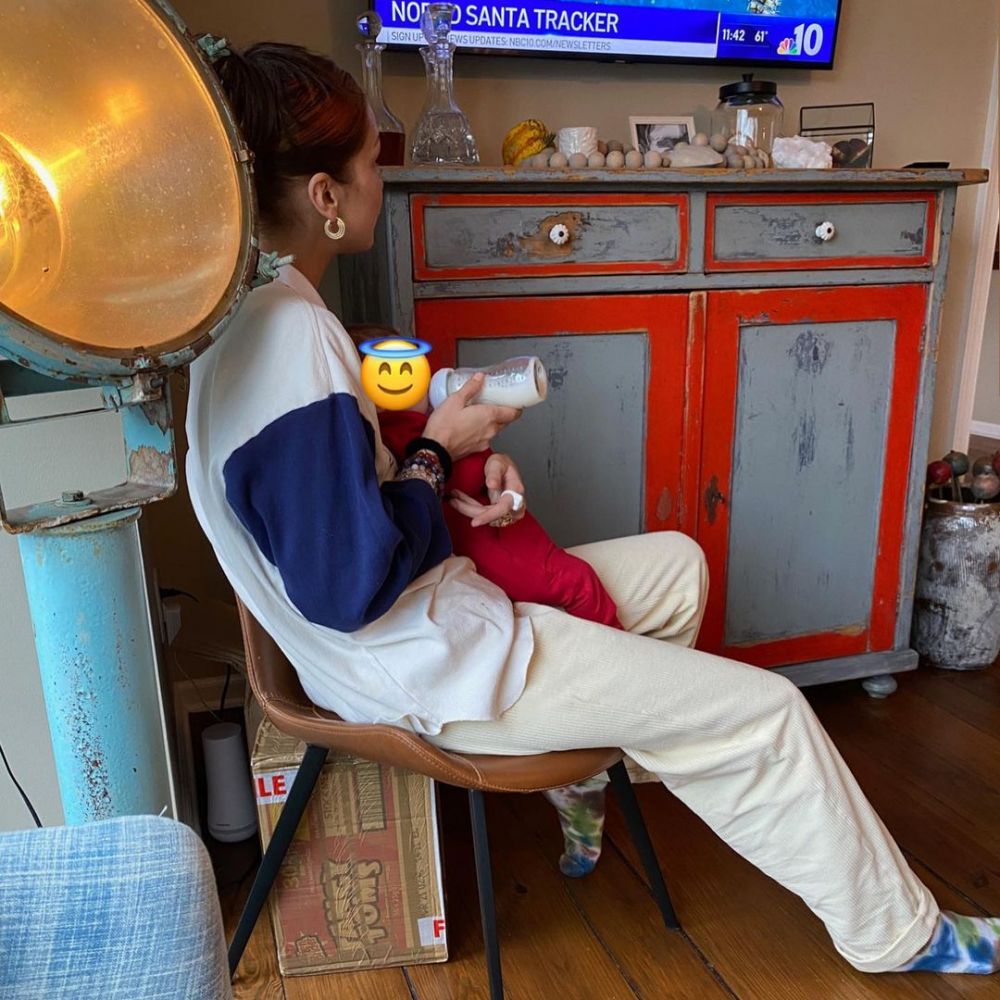 9 Potret Bella Hadid momong keponakan, anak Gigi Hadid dan Zayn Malik